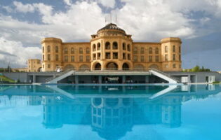 Latar Hotel
