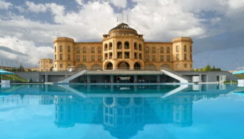 Latar Hotel