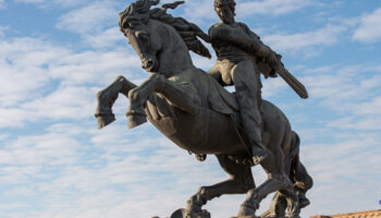 памятник герою армянского эпоса «Сасунци Давид»