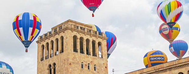 Фото воздушного шара с фестиваля в Ереване в разделе «фото дня» газеты «Telegraph»