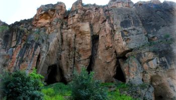 Карстовая пещера Арени («Птичья Пещера»)