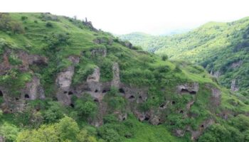 Miasto jaskiniowe Khndzoresk XIII wiek