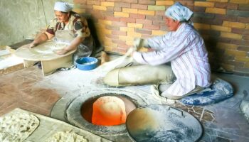 pokaz pieczenia „lawaszu” – tradycyjnego ormiańskiego chleba w tandoor (piec w ziemi)