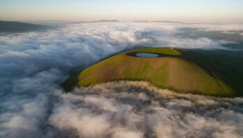 Mount Armagan is an extinct volcano at an altitude of 2811 m above sea level