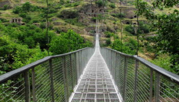 Swinging bridge