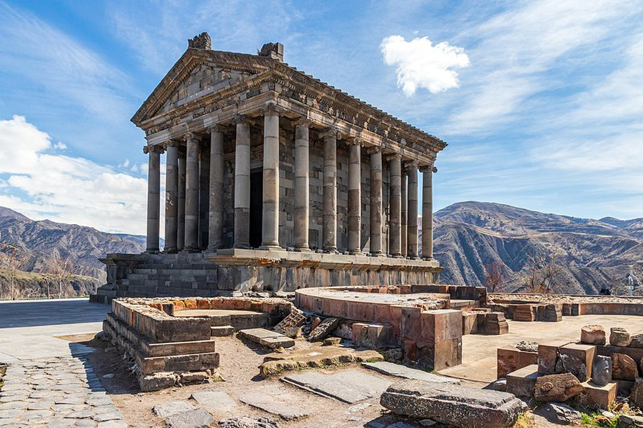 tour to garni