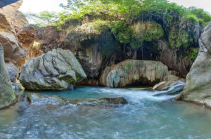 Природный мост Сатани Камурдж (Чертов мост)